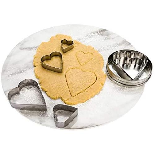 Pastry Tek 6-Piece Metal Heart Cookie Cutter Set in Round Tin Box 1 count box - Restaurantware Pastry Tek 6-Piece Metal Heart Cookie Cutter Set in Round Tin Box 1 count box - Restaurantware